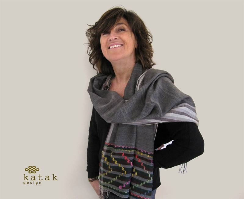 Feiner Damen-Wollschal/Tuch Mit Karos, Streifen Und Farbenfroher Stickerei von katakdesign