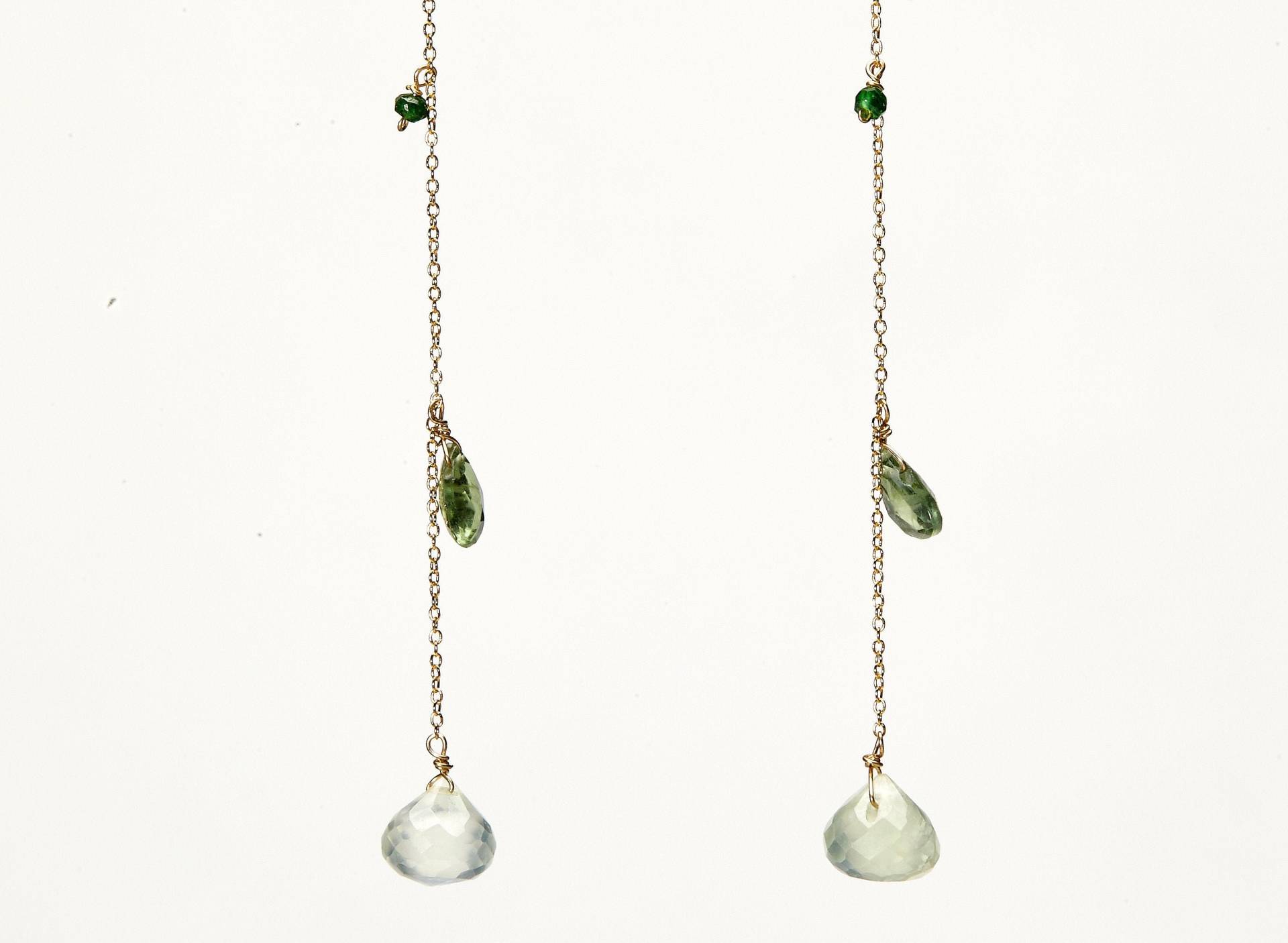 Lange Baumelnde Ohrringe Mit Aquamarin Peridot Und Smaragdfarbenen Halbedelsteinen An Goldfarbener Kette von katandbear