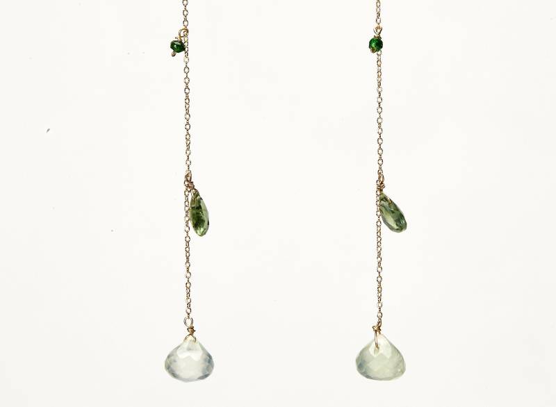 Lange Baumelnde Ohrringe Mit Aquamarin Peridot Und Smaragdfarbenen Halbedelsteinen An Goldfarbener Kette Lange Baumelnde Ohrringe Mit Aquamarin Peridot Und Smaragdfarbenen Halbedelsteinen An Goldfarbener Kette von katandbear
