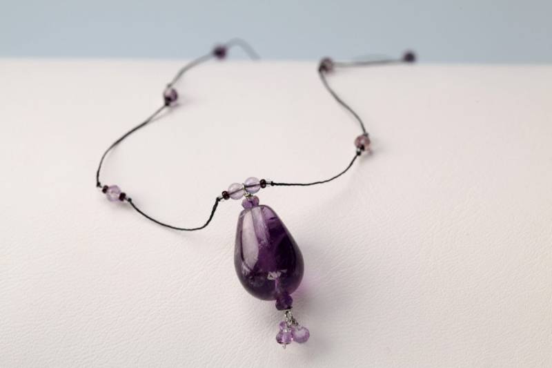 Lila Halsband Halskette Mit Großen Tear Drop Form Amethyst Und Mikro Perlen Lila Halsband Halskette Mit Großen Tear Drop Form Amethyst Und Mikro Perlen von katandbear