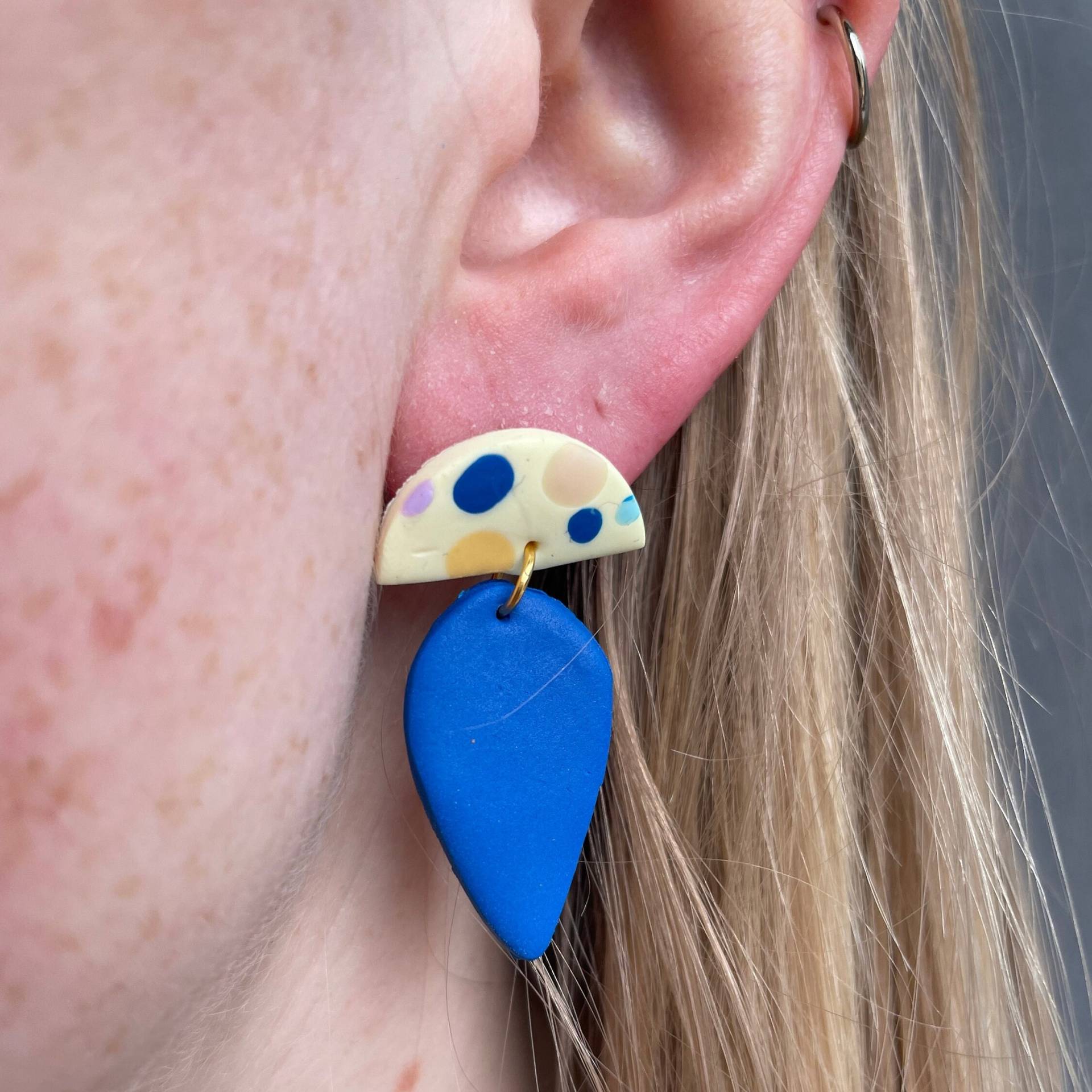 Handgefertigte Polymer Clay Ohrringe - Blau Terazzo von katcoloured