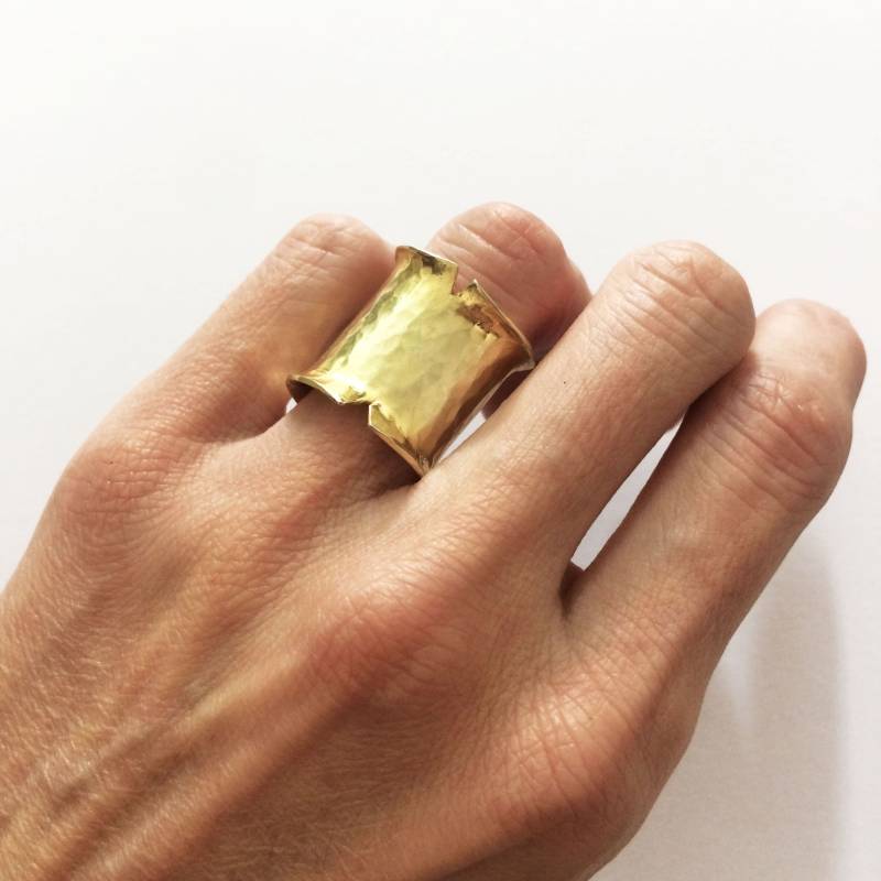 Breiter Gold Statement Ring, 24 Karat Vergoldet Bronzering, Gehämmerter Goldring, Handgemachter Bronzering von katerinaki1977