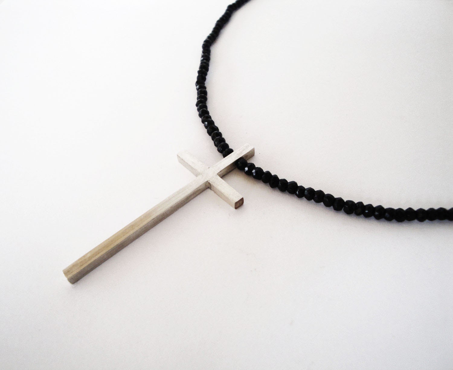 Handgemachte Sterlingsilber Kreuz Facettenreiche Schwarze Spinellperlen von katerinaki1977