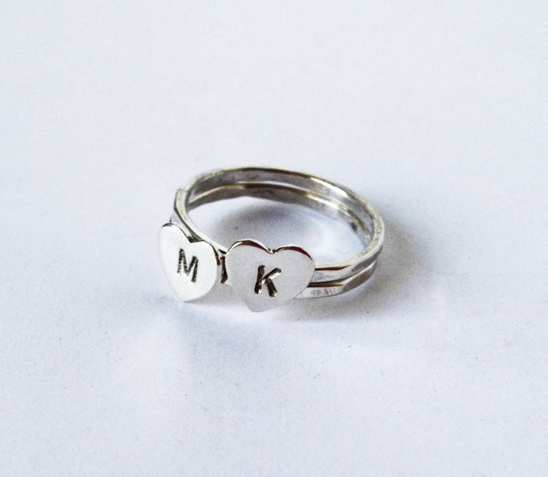 Initial Ring, Personalisierter Handgestempelte Silberringe, 2Er Set, Stapelbare Ringe, Text Silber Stapelringe, Monogramm Herz Ring von katerinaki1977