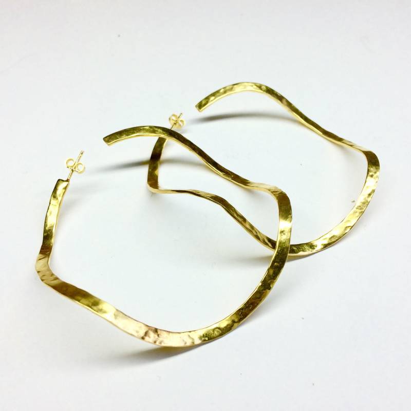 Übergroße Gold Gewellte Hoop Ohrringe Leichte Boho Vergoldet Große Runde Creolen Bold Skulpturale Gehämmert Statement Moderne Schmuck von katerinaki1977