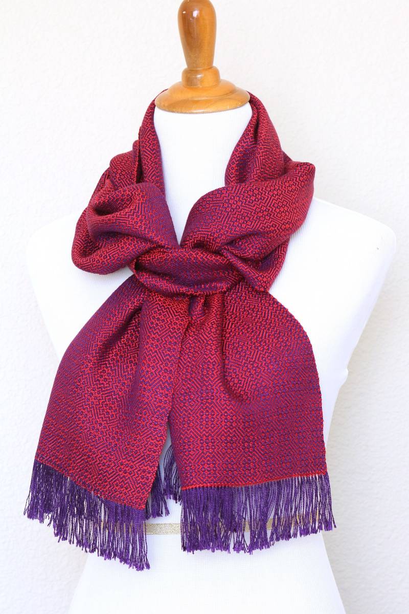 Handgewebter Schal Luxus Lila Und Rote Fransen Wrap von katerynaG