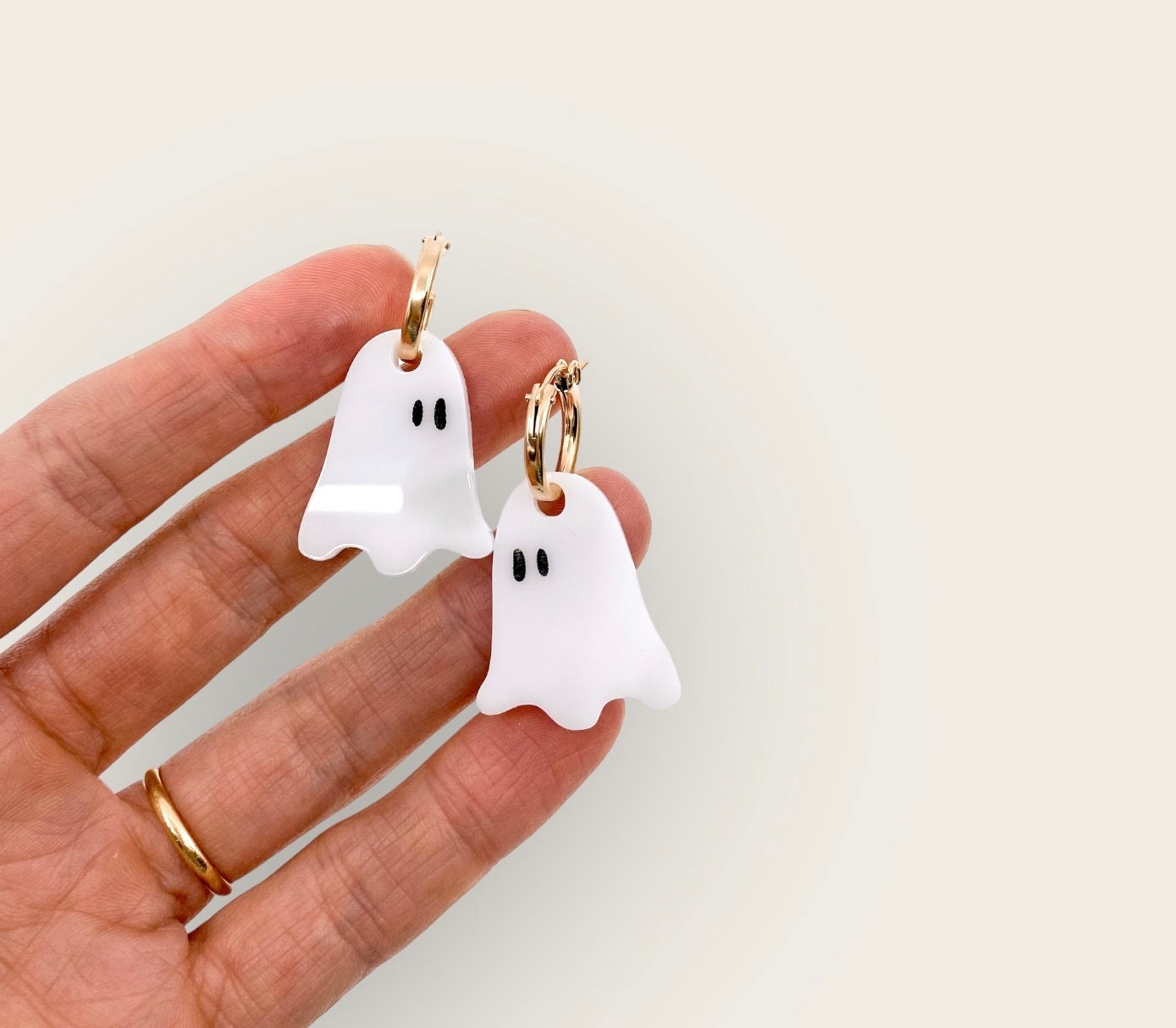 Kleine Ghostie Creolen, Halloween Charm Süßer Geist von kateslittlestore