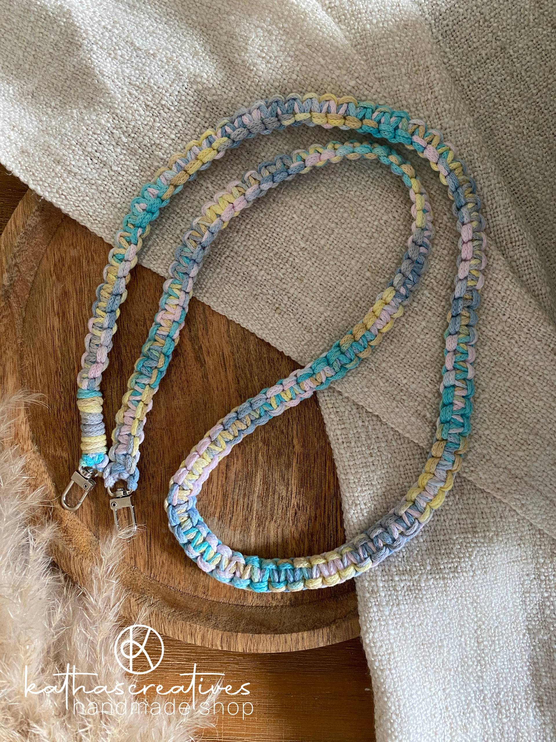 Rainbow Makramee Handykette Mit 2 Karabinern/Boho Accessoire Buntes Handyband Geschenkidee Handmade Zum Umhängen Rainbow Makramee Handykette Mit 2 Karabinern/Boho Accessoire Buntes Handyband Geschenkidee Handmade Zum Umhängen von kathascreatives