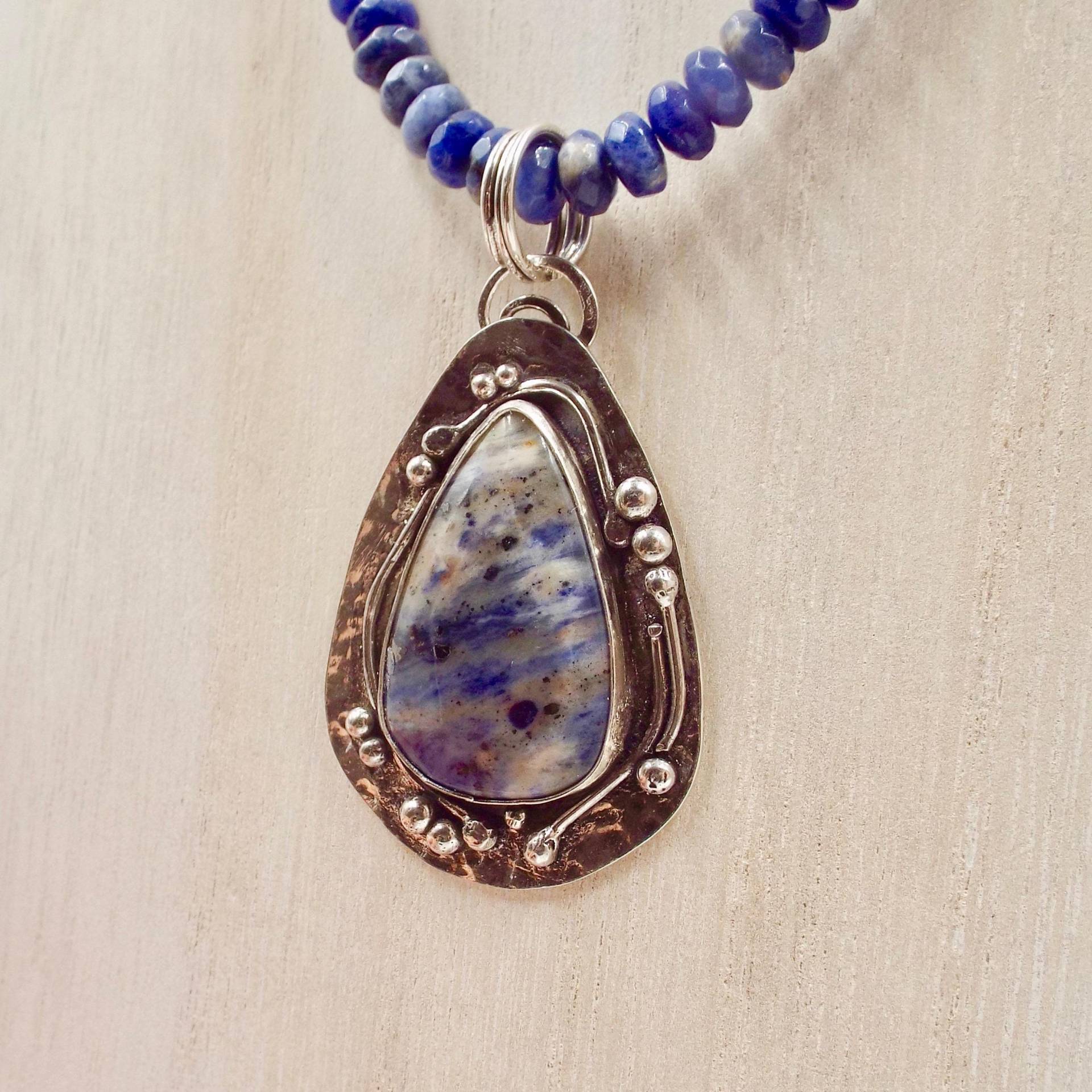 Blauer Jaspis Edelstein Anhänger in Sterling Silber Fassung Mit Facettierter Sodalith Kette von katherinefathisilver