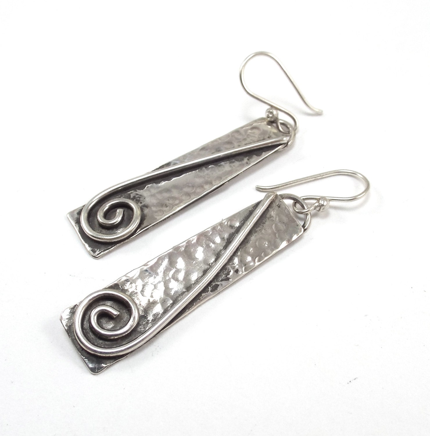 Gehämmerte Sterling Lange Rechteck Ohrringe Mit Spiral Akzente von katherinefathisilver