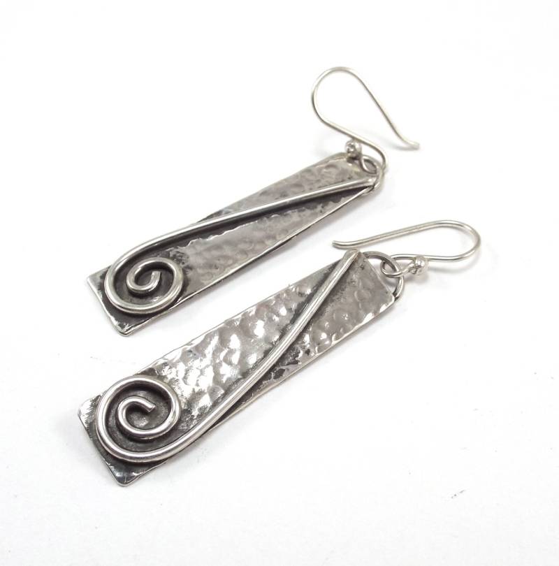 Gehämmerte Sterling Lange Rechteck Ohrringe Mit Spiral Akzente Gehämmerte Sterling Lange Rechteck Ohrringe Mit Spiral Akzente von katherinefathisilver