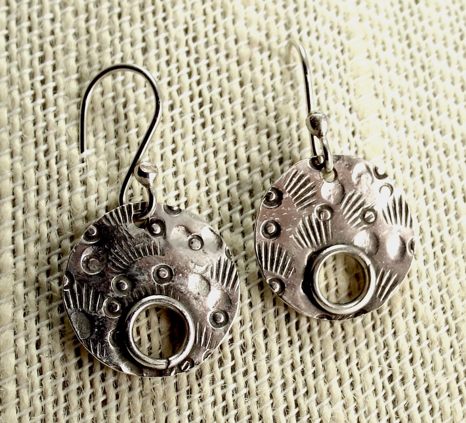 Gestempelte Sterling Ohrringe, Gehämmerter Kreis Schmuck Mit Durchbohrten Öffnungen von katherinefathisilver