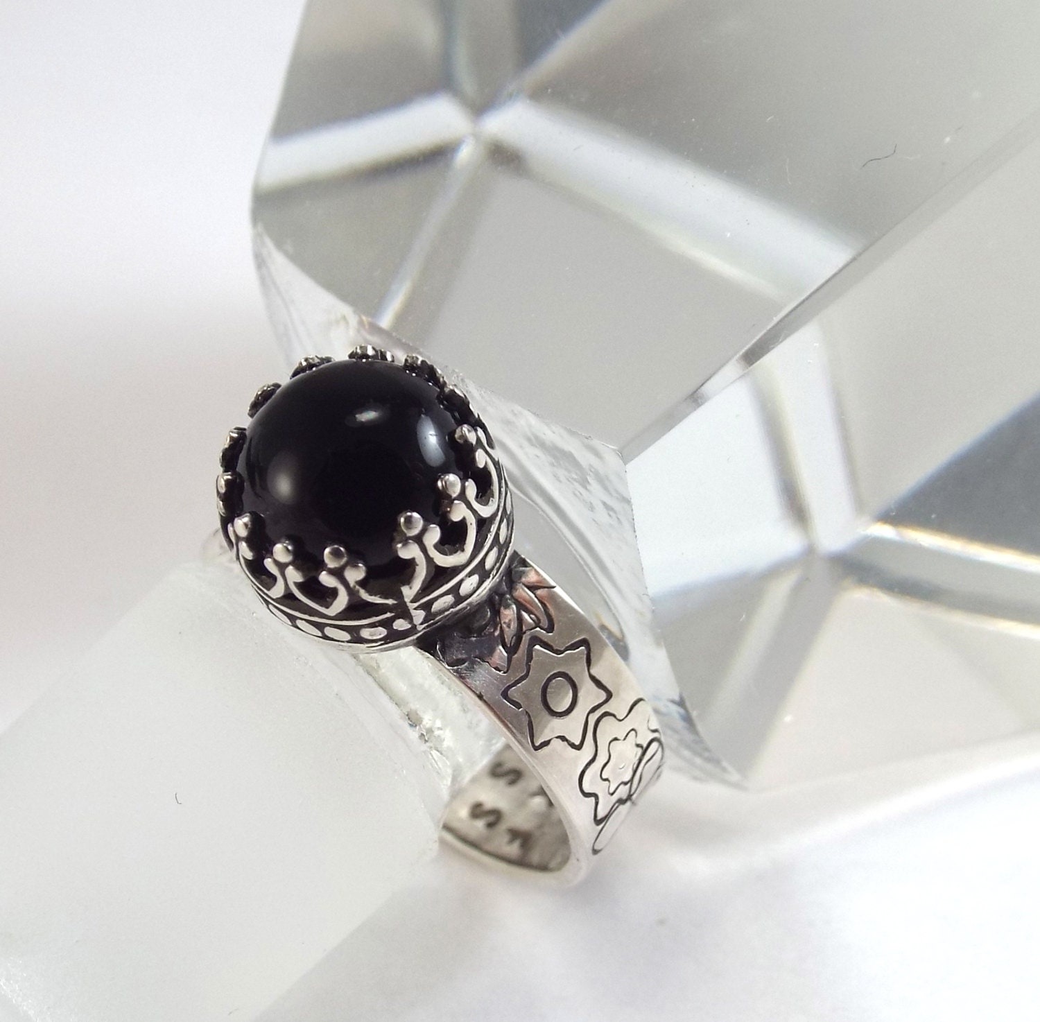 Handgemachter Sterling Silber Onyx Ring Band Gestempelt Blume, Größe 7, 5 von katherinefathisilver