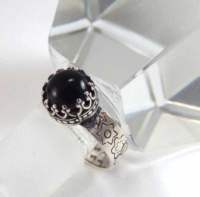 Handgemachter Sterling Silber Onyx Ring Band Gestempelt Blume, Größe 7, 5 Handgemachter Sterling Silber Onyx Ring Band Gestempelt Blume, Größe 7, 5 von katherinefathisilver