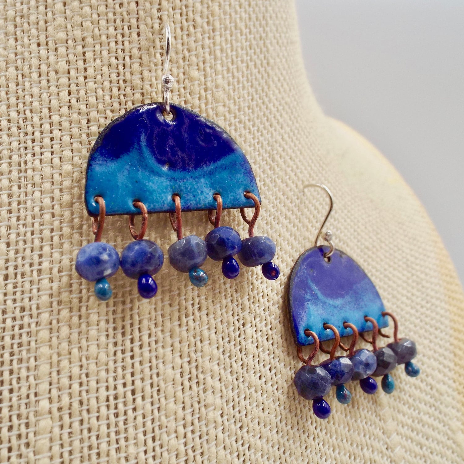 Kobaltblaue Emaille Wave Ohrringe Mit Facettierten Sodalith Bead Dangles von katherinefathisilver