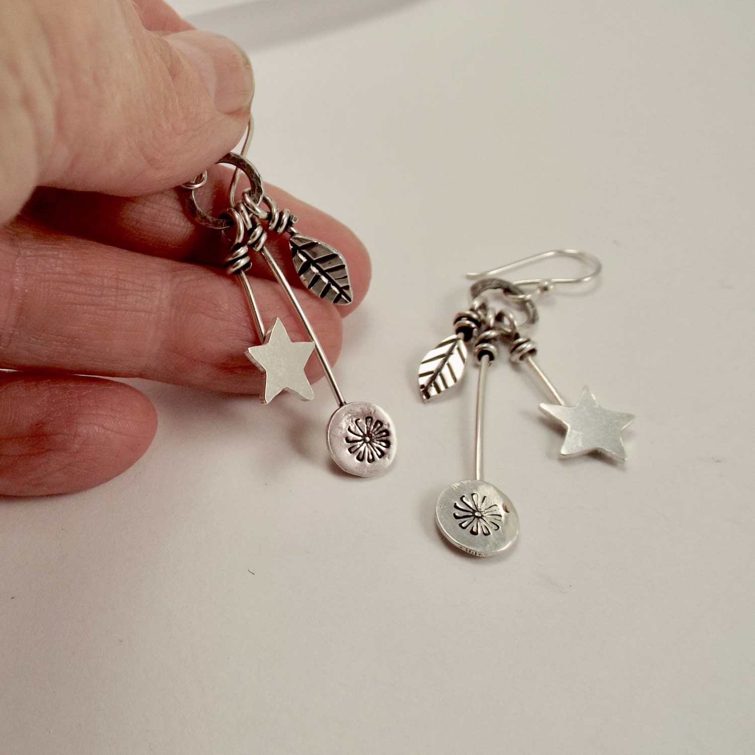Stern, Blatt Und Blume Ohrringe, Gehämmerte Sterling Creolen Mit Baumeln von katherinefathisilver