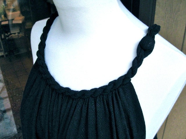 Custom Sommerkleid, Drapey, Fließender Schwarzer Leinenstoff Fließt Vom Geflochtenen Halsausschnitt Bis Zum Konturierten Säumchen von kathleentempletailor