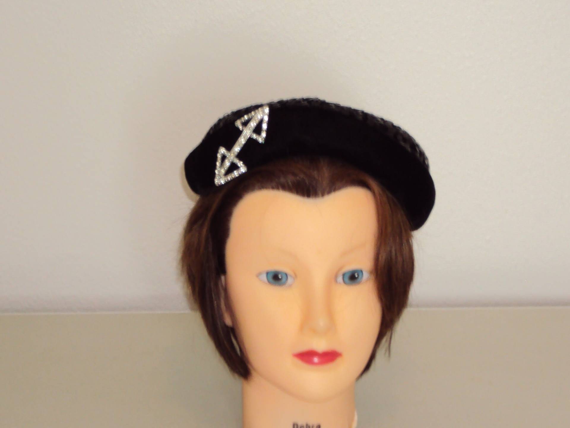 Mid Century Schwarzer Samt Damenhut Mit Silberner Brosche/Schwarze Pillenbox Mützen Brautmützen Besondere Anlässe von kathysfuncreations