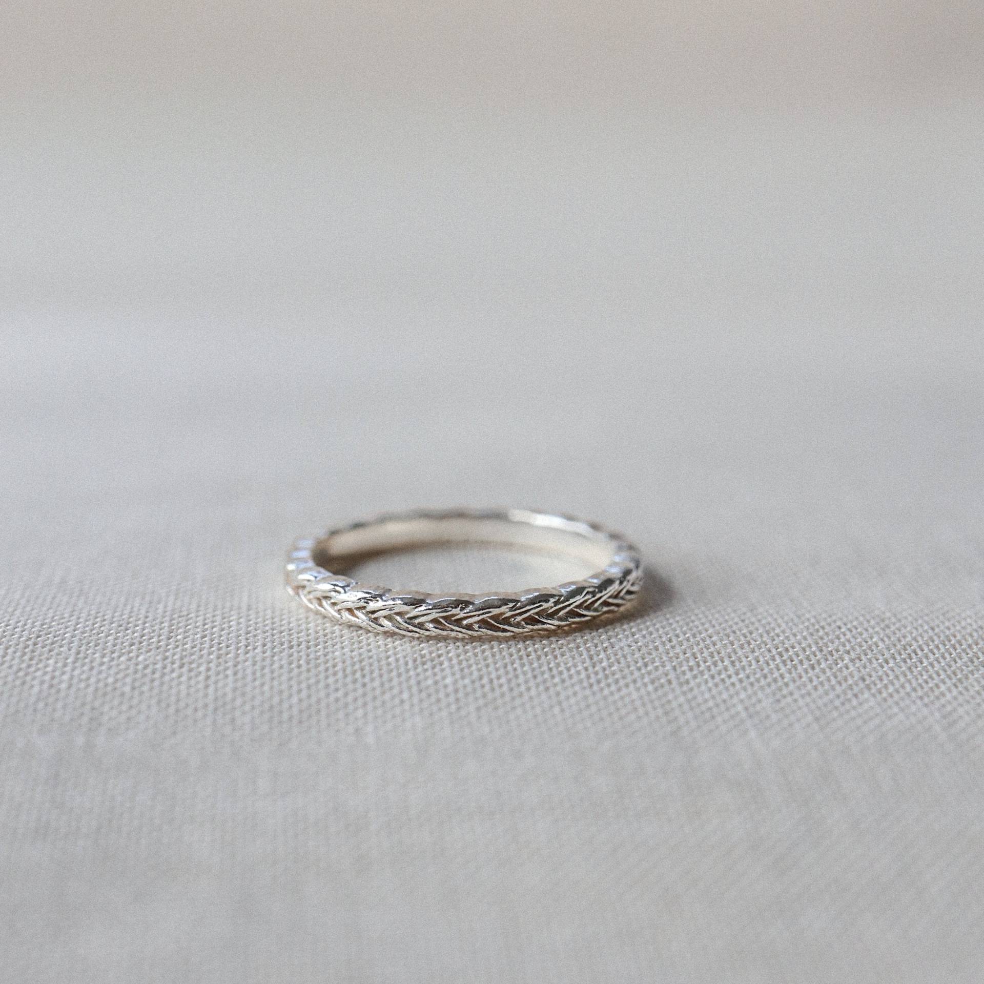Harper Schlank ~ Geflochtener Silberring Harper Schlank ~ Geflochtener Silberring von katieboyleshop
