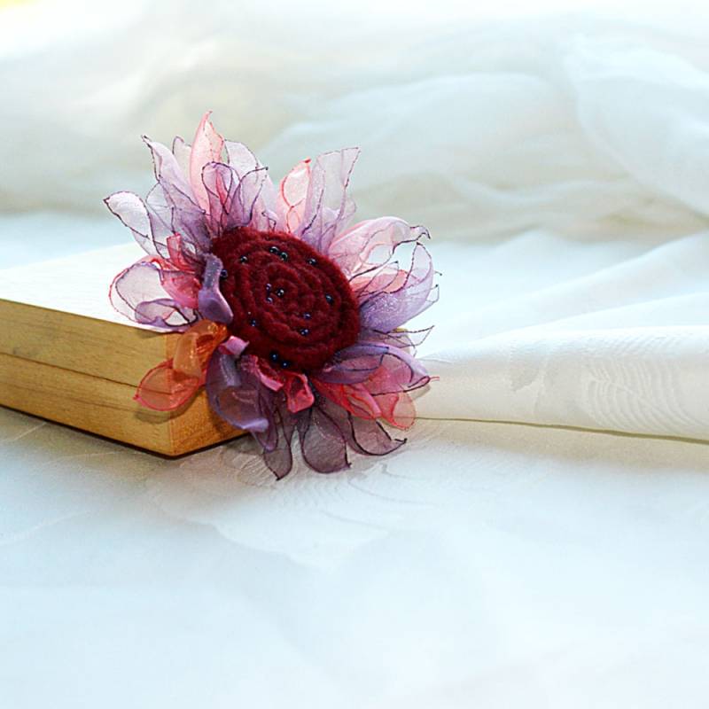 Brosche Aus Organza Und Filz Sonnenblume, Bordeaux Lila Blaue Blume, Hochzeitsdeko, Wollblume, Akzent Bräutigam, Sonnenblume von katinytis