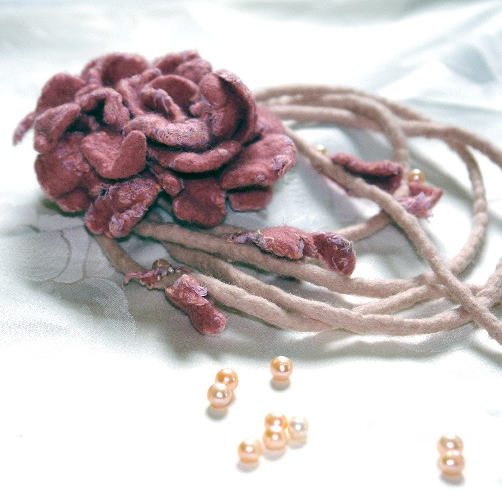 Die Rose - Beschloss in Der Zeit Eingefroren Zu Werden - Gefilzte Halskette, Gürtel, Filz Lila Rosen Brosche, Wollzwirn Halskette Gürtel, Dusty Die Rose - Beschloss in Der Zeit Eingefroren Zu Werden - Gefilzte Halskette, Gürtel, Filz Lila Rosen Brosche, Wollzwirn Halskette Gürtel, Dusty von katinytis