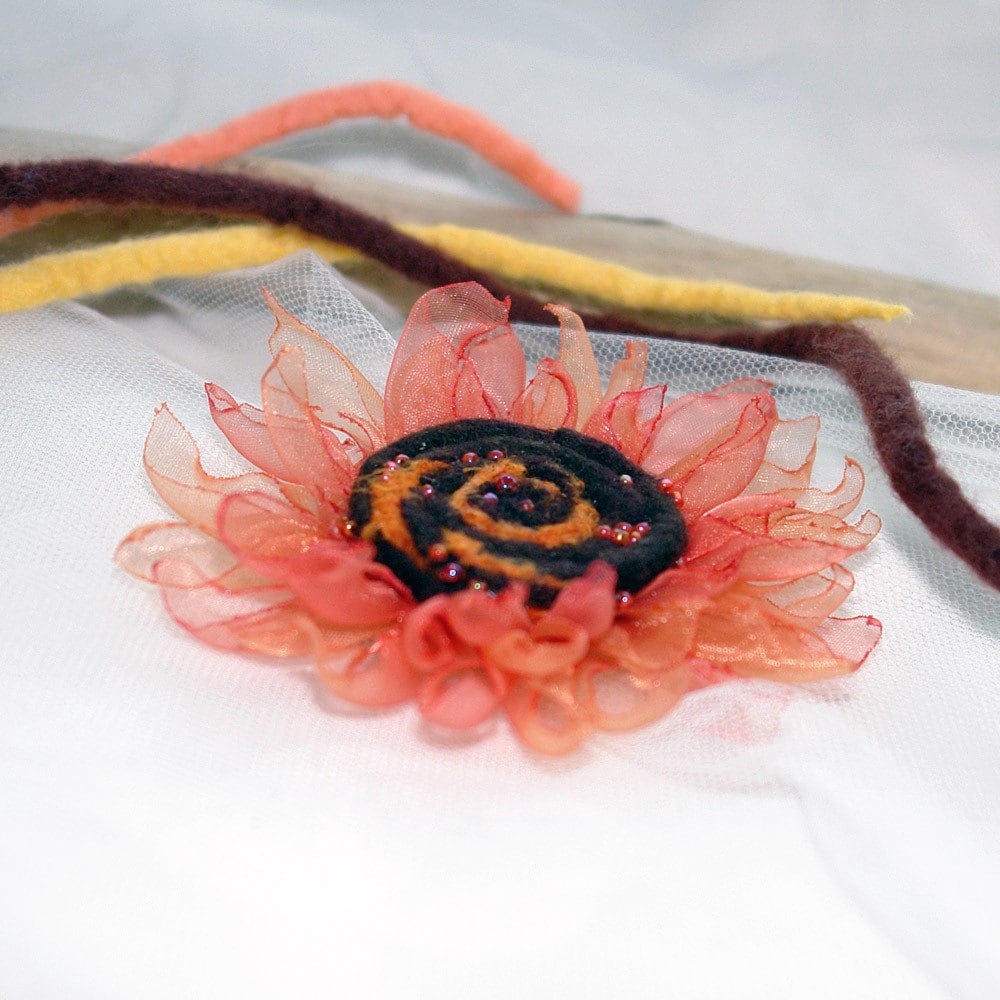 Gefilzte Und Organza Blumen Brosche, Sonnenblume Traum, Orange Kupfer Braun, Filz Anstecknadel, Hochzeitsdeko Gefilzte Und Organza Blumen Brosche, Sonnenblume Traum, Orange Kupfer Braun, Filz Anstecknadel, Hochzeitsdeko von katinytis