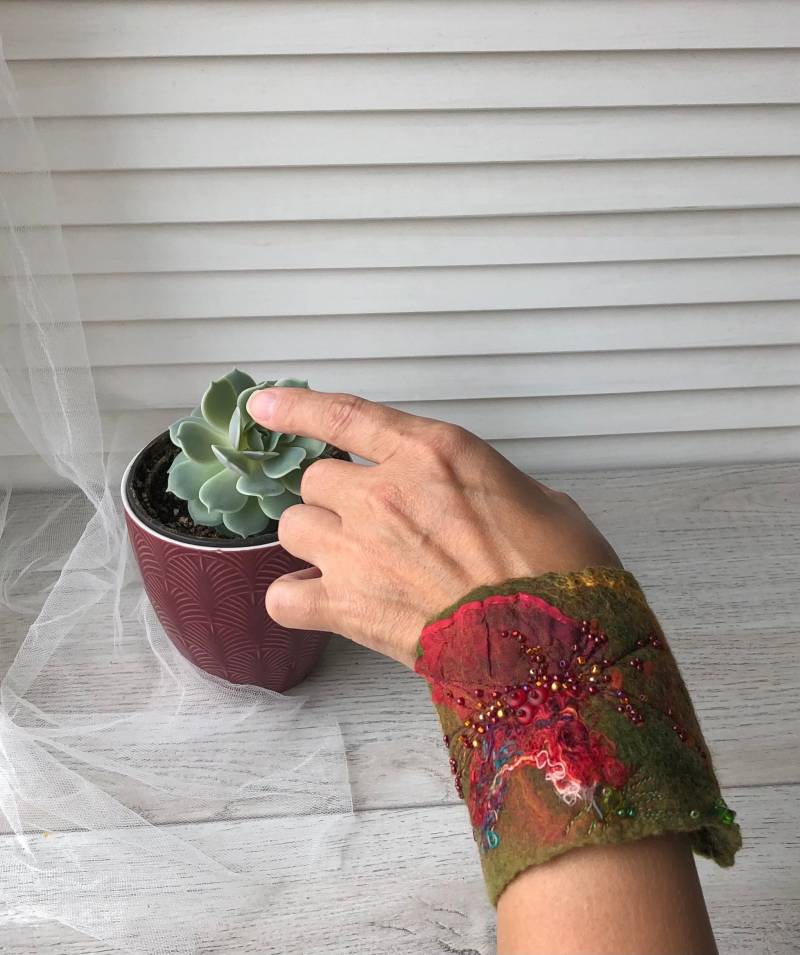 Handgefilzte Und Bestickte Armstulpe, Filz Pulswärmer, Wollarmband. Geschenk Für Sie Handgefilzte Und Bestickte Armstulpe, Filz Pulswärmer, Wollarmband. Geschenk Für Sie von katinytis