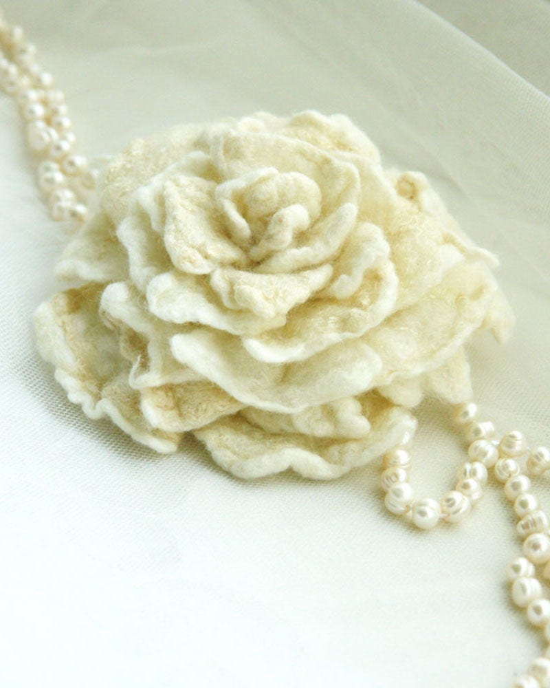 Handgefilzte Weiße Rose Brosche, Rose - Wie Erster Kuss, Gefilzte Blume, Anstecknadel, Brautjungfer, Anstecknadel Handgefilzte Weiße Rose Brosche, Rose - Wie Erster Kuss, Gefilzte Blume, Anstecknadel, Brautjungfer, Anstecknadel von katinytis