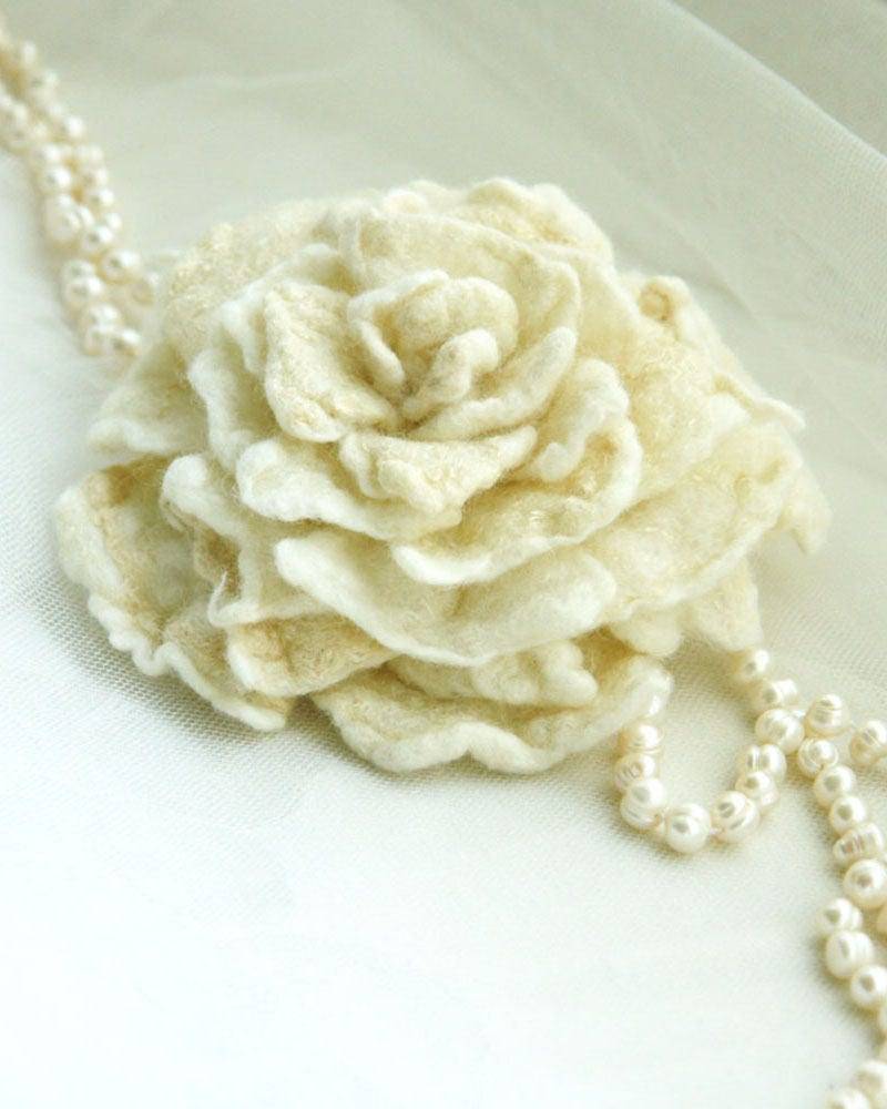 Handgefilzte Weiße Rose Brosche, Rose - Wie Erster Kuss, Gefilzte Blume, Anstecknadel, Brautjungfer, Anstecknadel Handgefilzte Weiße Rose Brosche, Rose - Wie Erster Kuss, Gefilzte Blume, Anstecknadel, Brautjungfer, Anstecknadel von katinytis