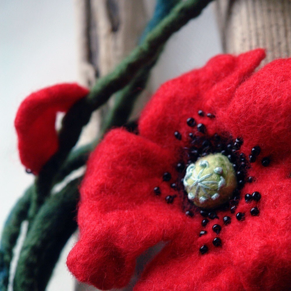 Poppy Sing - Handgefilzte Wollblume Halskette, Gürtel, Brosche, Filz Roter Mohn, Accessoire, Ranke Gürtel Poppy Sing - Handgefilzte Wollblume Halskette, Gürtel, Brosche, Filz Roter Mohn, Accessoire, Ranke Gürtel von katinytis