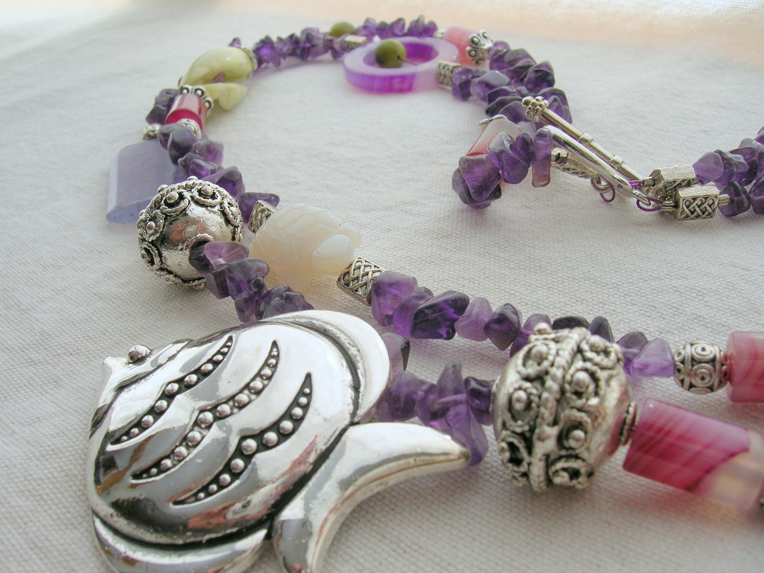 Doppelte Halskette Mit Amethyst, Carved Jade, Blauer Achat Jasper Freudlos Und Fisch-Anhänger Doppelte Halskette Mit Amethyst, Carved Jade, Blauer Achat Jasper Freudlos Und Fisch-Anhänger von katjadesign