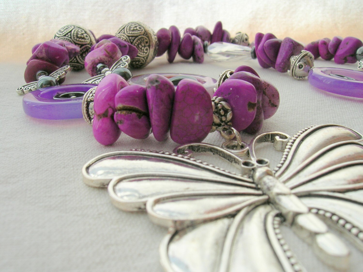 Lila Magnesit Halskette Mit Hämatit Feen Und Große Schmetterling Anhänger Lila Magnesit Halskette Mit Hämatit Feen Und Große Schmetterling Anhänger von katjadesign