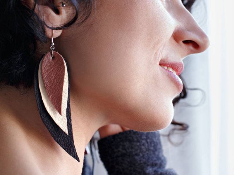 Dunkelbraune, Creme Und Braune Leder Feder Ohrringe, Leichter Statement Schmuck, Festival Winter Oder Herbst Geschenk Für Boho Lover von katrinshine