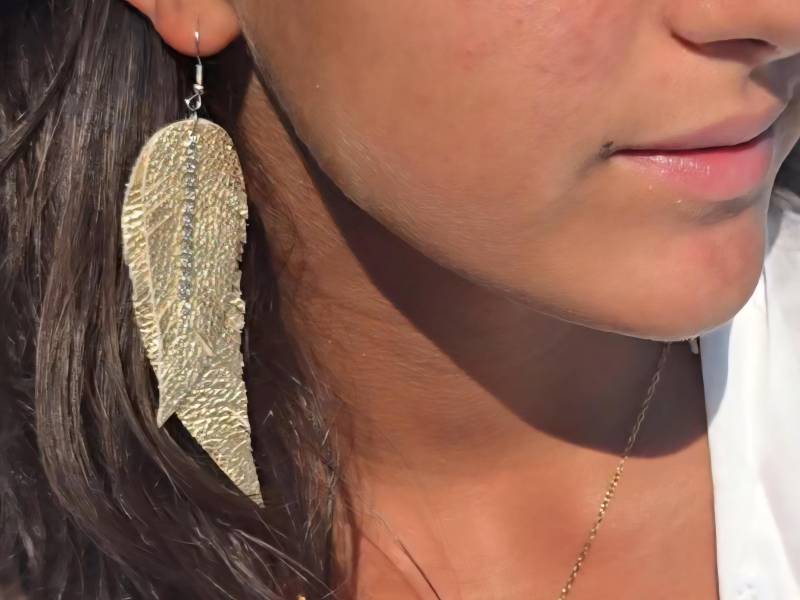 Goldene Metallic Leder Feder Ohrringe, Gelb Glänzende Boho Chic Fransen, Statement Schmuck, Handgemachtes Weihnachtsgeschenk Für Frauen von katrinshine