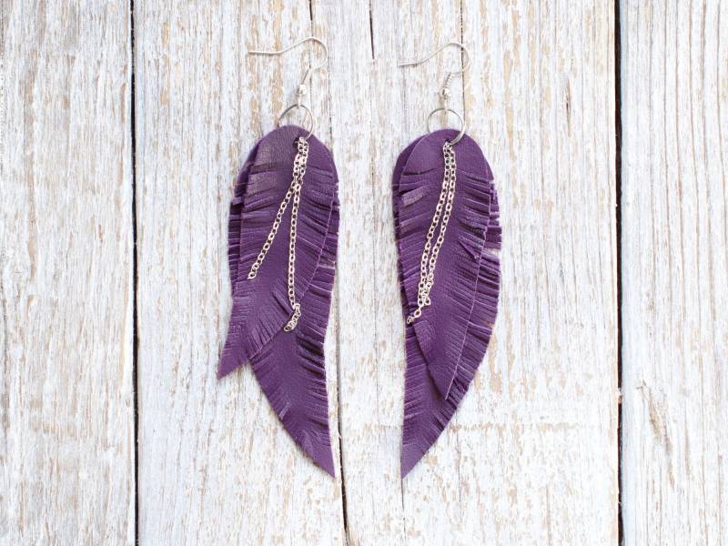 Lila Leder Feder Ohrringe Mit Ketten, Leichter Fransen Statement Schmuck, Festival Ohrringe, Winter Oder Herbst Geschenk Für Boho Lover von katrinshine