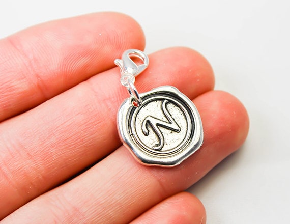 Anfänglicher Personalisierter Clip-Charm | Buchstabe Schlüsselanhänger Charm Rucksack-Charme Geldbörse Tochter Geschenk Frau von katscharms