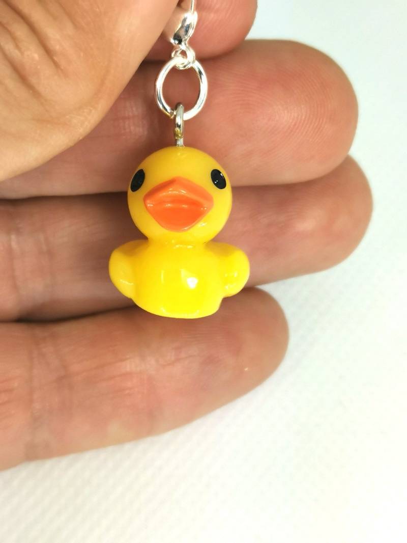 Ente Clip Charme Geschenk | Gummiente Gelbe Resin On Charm Badezeit Enten Ehrfürchtiger Geschenkanhänger Scc1382 von katscharms
