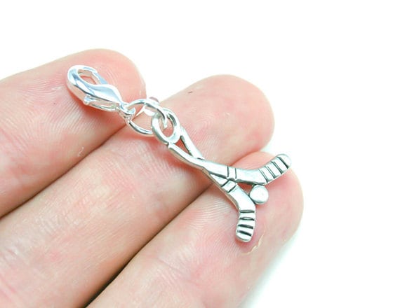 Feldhockey Clip Charm. Silber Charm Für Feldhockey. Clip-On Hockeyschläger Charme, Auf Reißverschluss Planer Charme 348 von katscharms