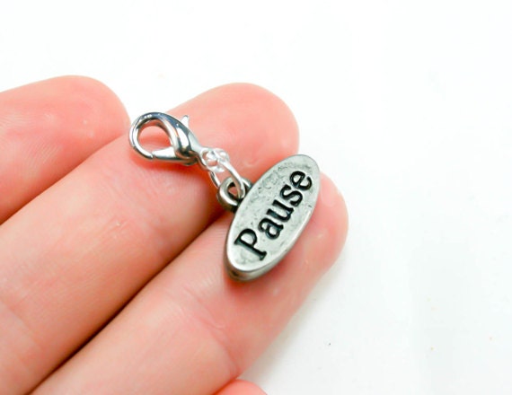 Pause-Charm. Clip Auf Wort Anhänger - Yoga Liebhaber Meditation Anhänger. Frieden Und Ruhe Charm. Inspirierender Clip-On Tägliche Erinnerungen von katscharms