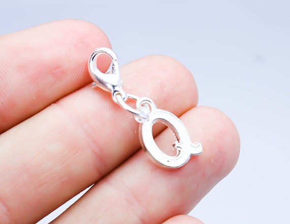 Personalisierter Namens-Charm. Buchstabe Q Charm. Silber Charm Für Armbänder. Initial - Scc633 von katscharms