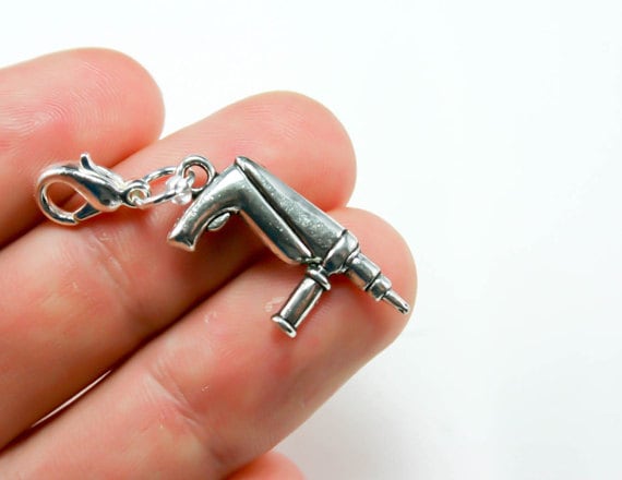 Power Tool Clip Am Anhänger | Bohrer Zimmermann Werkzeug An Reißverschluss Charme Werkzeug-Clip Mit Charm Für Papa Elektrowerkzeug On Zip Scc092 von katscharms