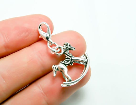 Schaukelpferd Clip On Charm | Baby Taschenanhänger Mit Reißverschluss-Anhänger Scc203 von katscharms
