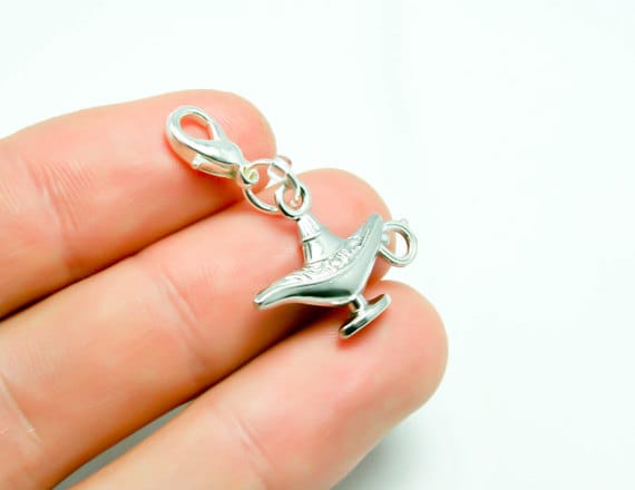 Wunderlampen-Charm. Dschinn Anhänger. Machen Sie Einen Wunsch-Geburtstags-Charm. Scc406 von katscharms