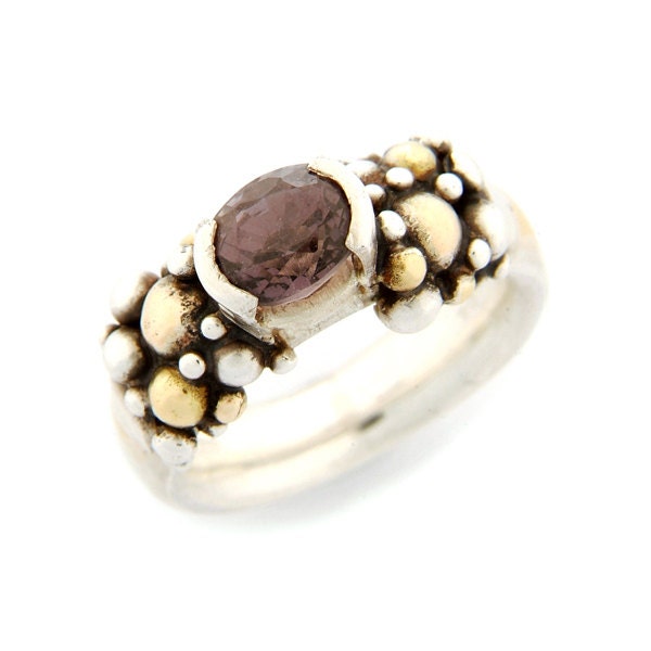 Molekül-Halb-Ring Mit Lavendel Spinell, Silber Und 18Ct Gold Molekül-Halb-Ring Mit Lavendel Spinell, Silber Und 18Ct Gold von katzahranjewellery