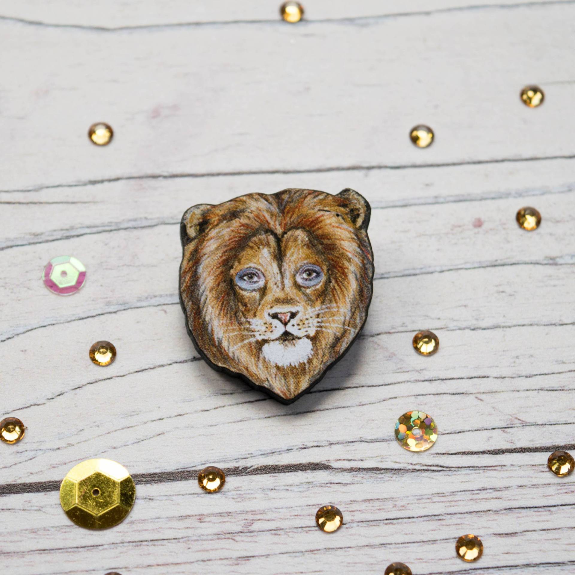 Löwe Anstecker Aus Holz Gelasert Löwe Anstecker Aus Holz Gelasert von kayleighradcliffe