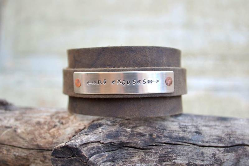 Ledermanschettenarmband Mit Handgestempeltem Metallanhänger - Personalisiert Unisex Ledermanschettenarmband Mit Handgestempeltem Metallanhänger - Personalisiert Unisex von kayzimaes