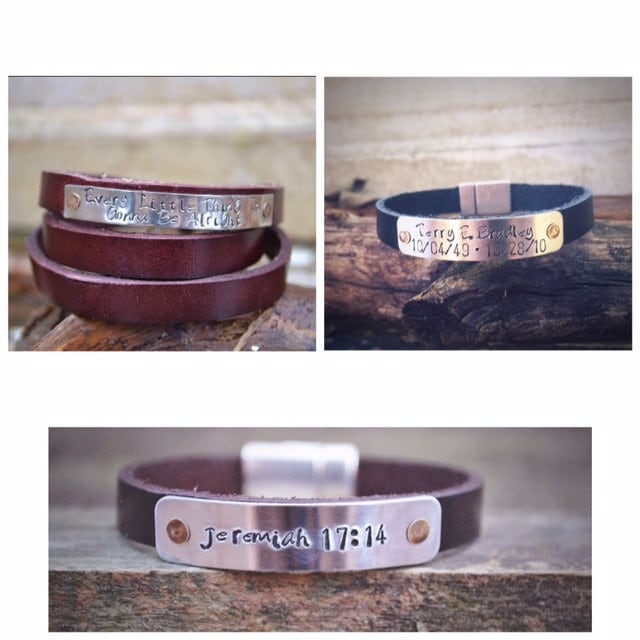 Lederwickelarmband Mit Personalisierter Silberfarbener Metallmarke - Handgestempelt Unisex von kayzimaes