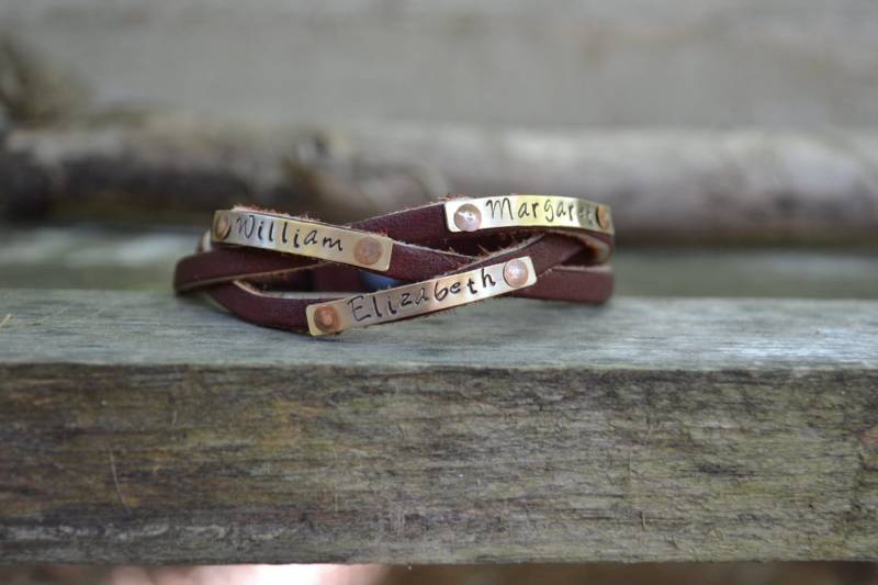 Personalisiertes Geflochtenes Lederarmband Mit Handgestempelten Metalltags | Bitte Lesen Sie Die Beschreibung Personalisiertes Geflochtenes Lederarmband Mit Handgestempelten Metalltags | Bitte Lesen Sie Die Beschreibung von kayzimaes