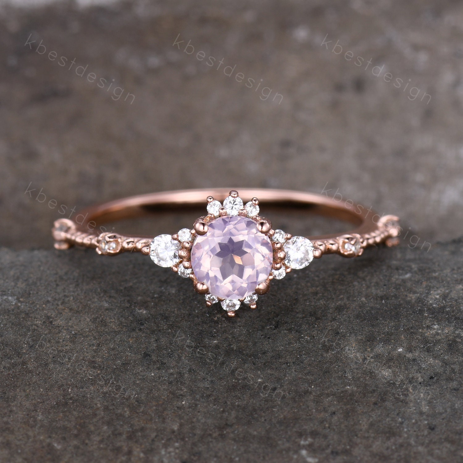 Zierliche Rose Gold Lavendel Amethyst Verlobungsring Einzigartige Art-Deco-Amethyst Ring Für Frauen Februar Birthstone Hochzeit Versprechen Zierliche Rose Gold Lavendel Amethyst Verlobungsring Einzigartige Art-Deco-Amethyst Ring Für Frauen Februar Birthstone Hochzeit Versprechen von kbestdesign