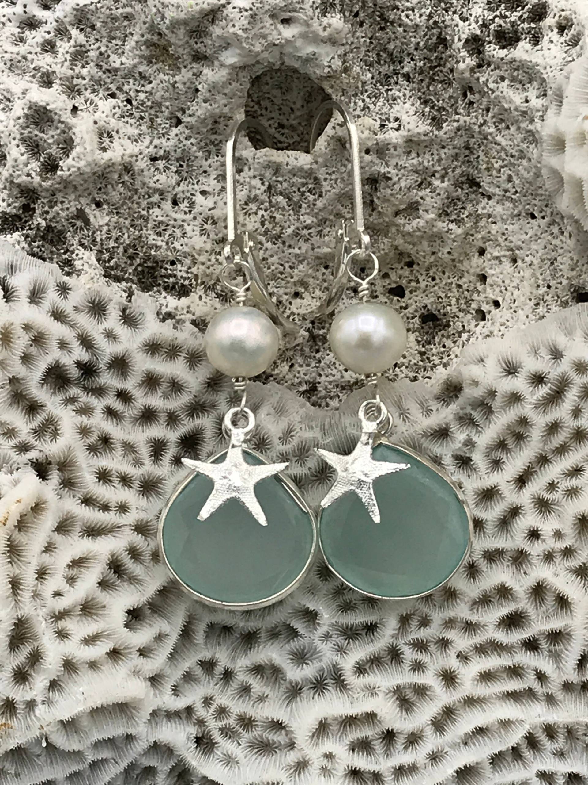 Aqua Chalcedon, Süßwasserperle Und Sterling Silber Seestern Ohrringe Aqua Chalcedon, Süßwasserperle Und Sterling Silber Seestern Ohrringe von kcladyfish